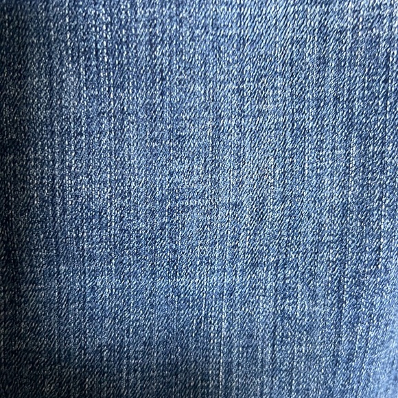 Distressed medium wash American Eagle Jeans - Picture 3 of 7